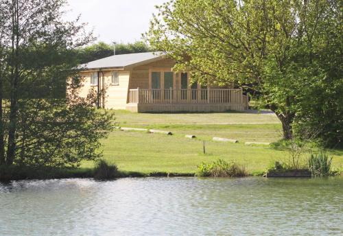 Woodpecker Lodge - Brook Meadow - sleeps 4 plus 2 - no pets