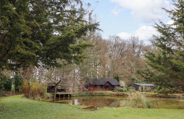 WOODPECKERS, character holiday cottage, with hot tub in Willand