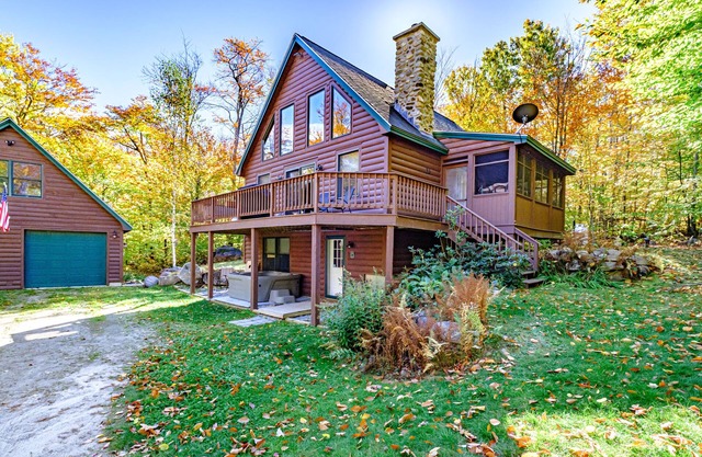 Woodroad Chalet- Ski house close to water, Hot tub, large lot