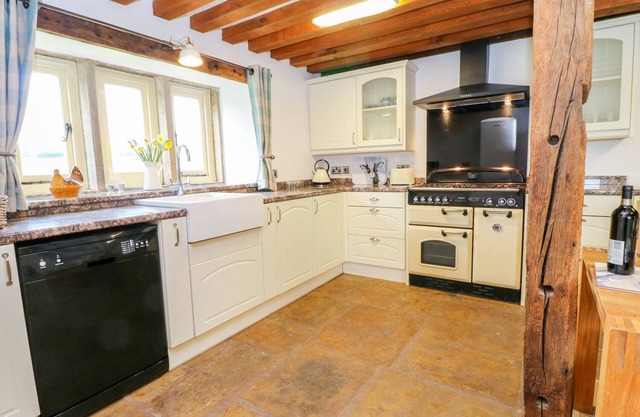 Woodthorpe Cruck Cottage