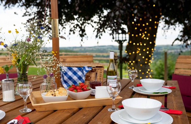 WOODVIEW FARM, pet friendly, with open fire in Brockholes