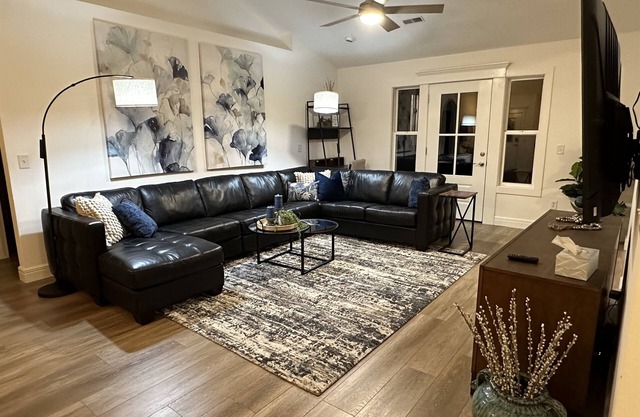 Work/Play at this Peaceful Retreat: 10 min.to SBU & 20 min to Stockton Lake