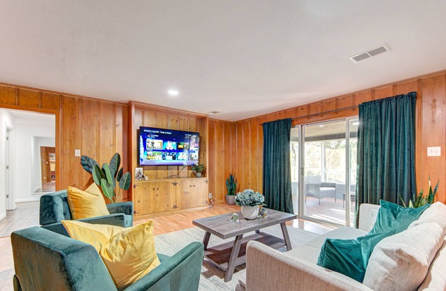 Workers Haven - Pet Friendly- Patio- Fiber Wi-fi