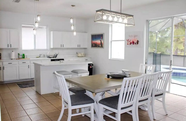World Showcase Luxury Home, near Disney Disney Theme Parks w/pool and tub.