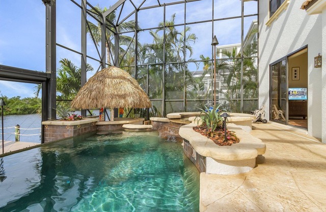 WOW! Experience Luxury! Gulf Access, Pool & Spa, Kayaks, Dock, Tiki- Villa Waterfront Wonderland