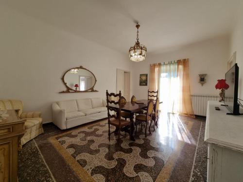 WOW HOME 2 - 175 mq - posteggio privato - davanti porto traghetti - fino a 10 posti letto - balcone