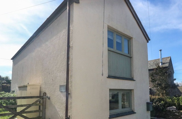 WRENS NEST, pet friendly, with a garden in Slapton