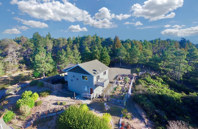 Writer's Retreat or Romanic Getaway? (31+ days only) Month Long Vacation Rental