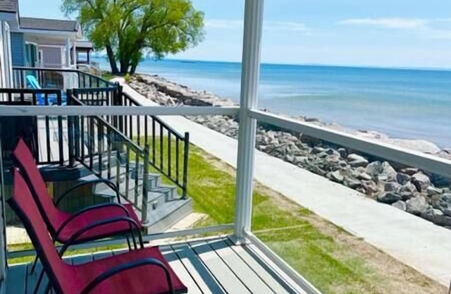 WYLDEWOOD BEACHFRONT stunning views!