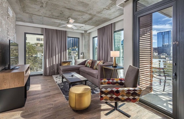 Wyndham Austin ~ 2B Presidential ~ Walk to 6th St. VIEWS! Rooftop Pool