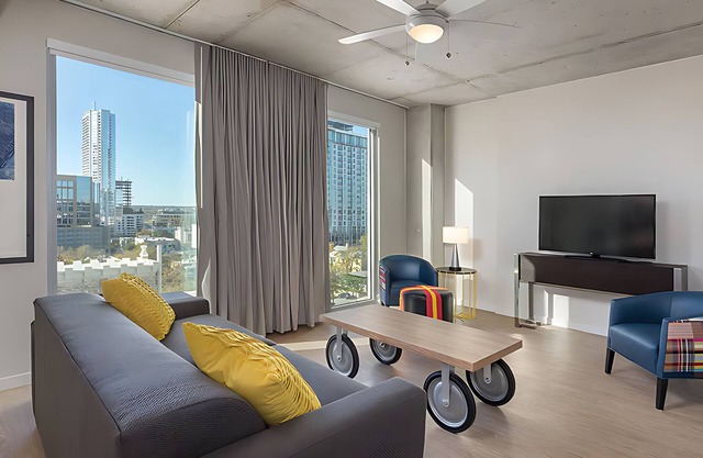 Wyndham Austin Studio – Downtown Views, Rooftop Pool & Walkable Fun