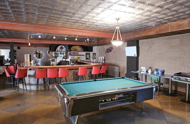X-Lg Man Cave.n The gang/continue the party after @ AAOA Park!n8 min away!