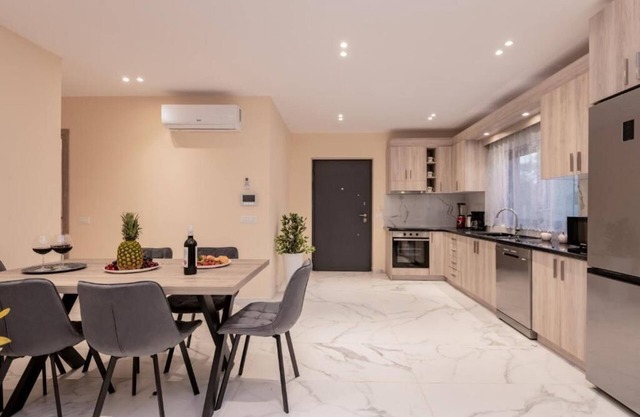 Xenessa Elegant Villa, 4-Bedroom Private Pool Retreat