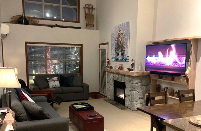 XL Luxury Penthouse! Aspens. Ski-in ski-OUT. 3 beds. Pool. 3hot tubs.BBQ. 2decks