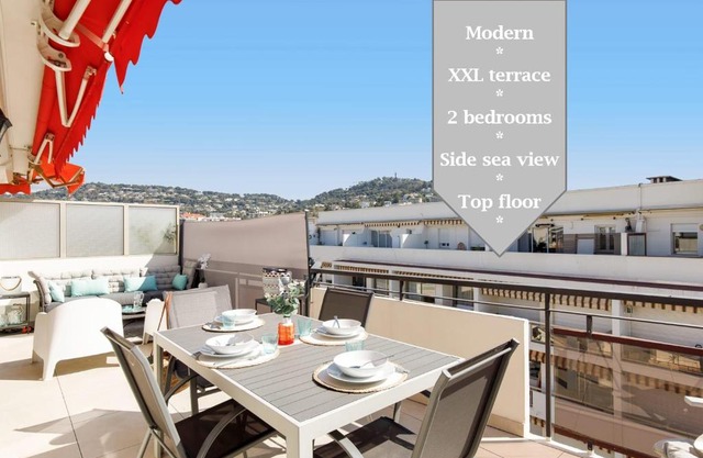 XXL 2 beds with XXL terrace next to Martinez Hotel
