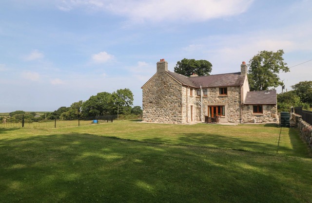 Y BERTH DDU FARMHOUSE, country holiday cottage in Clynnog Fawr