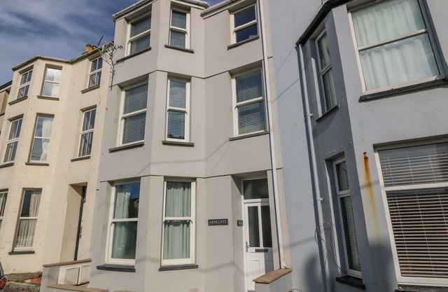 Y CASTELL APARTMENT 3, family friendly in Criccieth