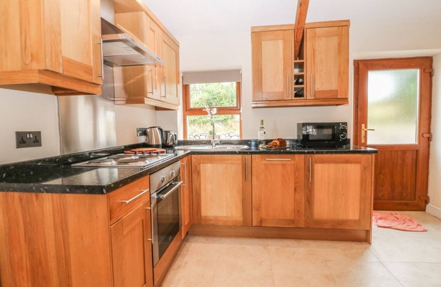 Y DERI COTTAGE, country holiday cottage, with hot tub in Clynnog Fawr