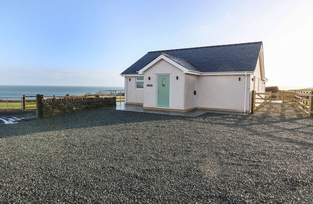 Y GORLAN, family friendly, luxury holiday cottage in Moelfre