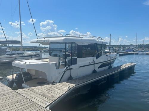 Yacht Bona via