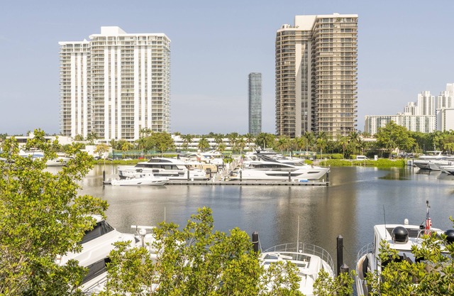 Yacht Club at Aventura. Amazing Water View, Newly renovated