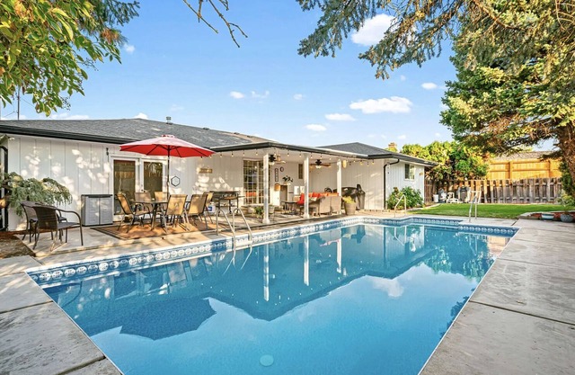 Yakima luxury with game room and heated pool - POOL OPEN MAY-SEPT