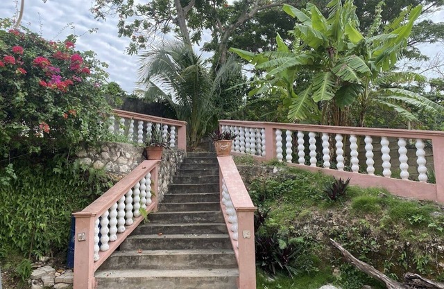 YanceyLargo- 4BR Villa Jacuzzi & Mountain Views by RedAwning