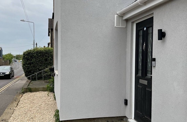 Yellow Bliss, Private En-suite Double Room, Garden and Free Parking