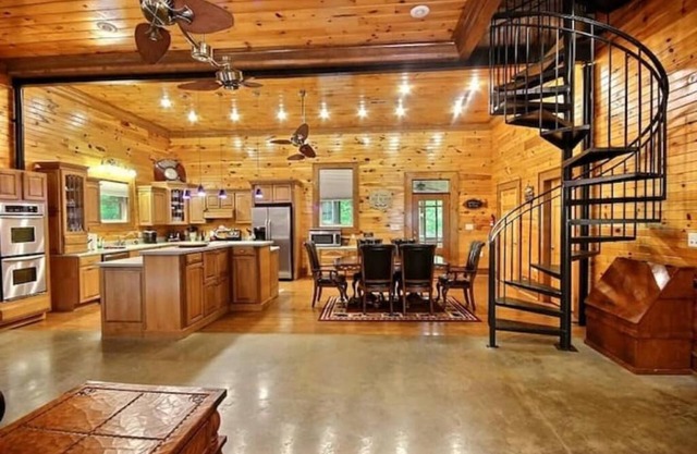 Yellow Box at Pickwick 3 bedroom, bonus game room