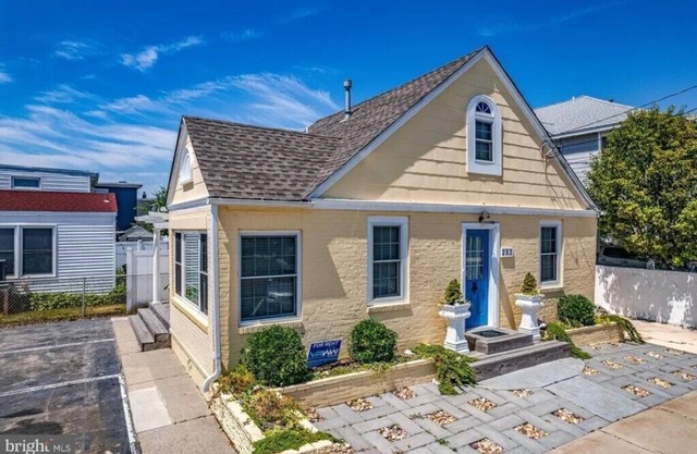 Yellow Brick Road Cottage by the Beach
