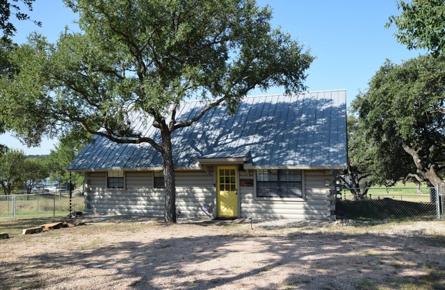 Yellow Door Cabin-Cozy Cabin at Lake Buchanan!