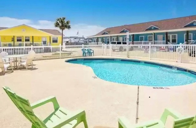 Yellow Sunshine condo close to the beach