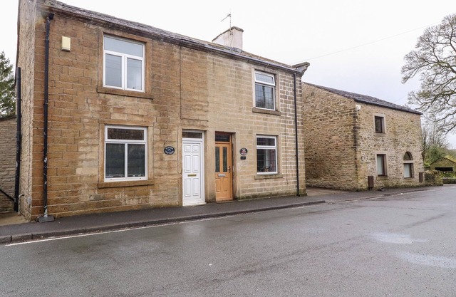 YIPPEE COTTAGE, pet friendly, character holiday cottage in Haworth