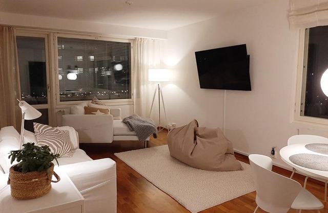 Yliopiston lähellä kodikas ja valoisa kolmio työhuoneella