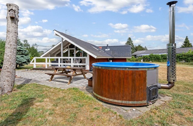 "Ylvie" - 500m from the sea by Interhome