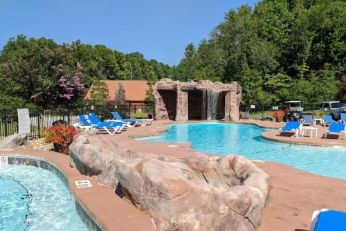 Yolo w Hot Tub Fireplace Community Amenities
