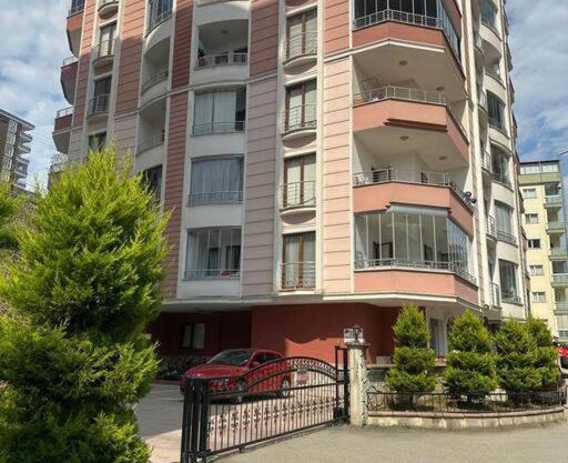Yomra merkezde full yapılı daire