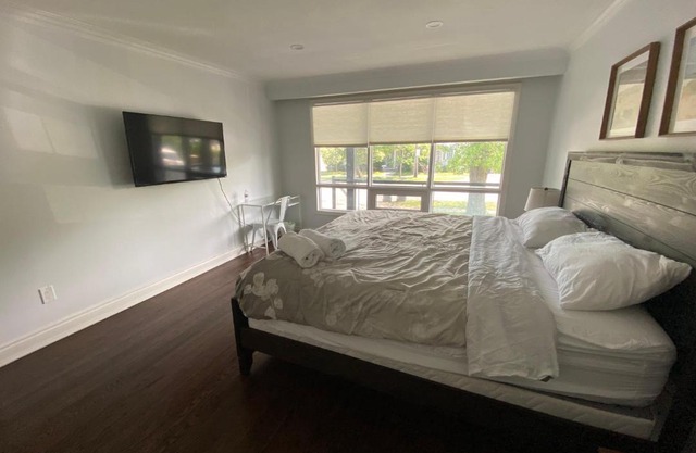 Yonge and Finch Subway !L Spacious & Bright Private Bedroom with Shared Amenties