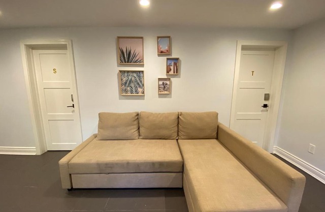 Yonge and Finch Subway !R Spacious & Stylish Prvt Bdr with Shared Bathroom