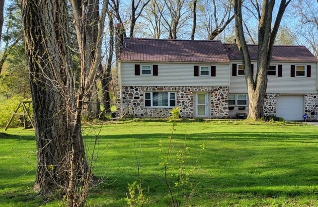 You found a Gem! Emmersed in seclusion close to it all,4 BRDM SLEEPS 12!