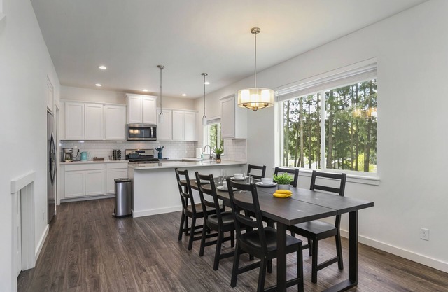 Your Getaway Awaits! New 3-Bedroom Nestled In The Trees