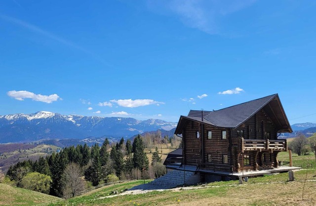 Your home away from home. 3 bedroom premium villa 20min away from Dracula Castle