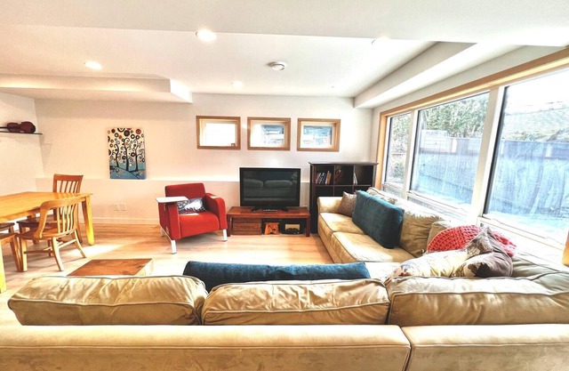 Your Kensington Home for Stampede or Folk Fest! Sleeps 6.