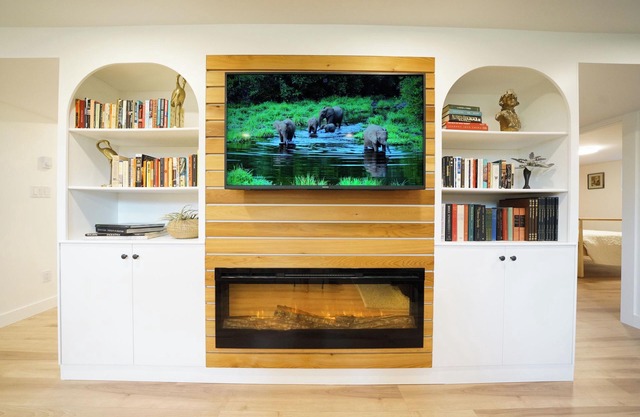 Your modern Northwest hideaway w/cozy fireplace and spa-like bath