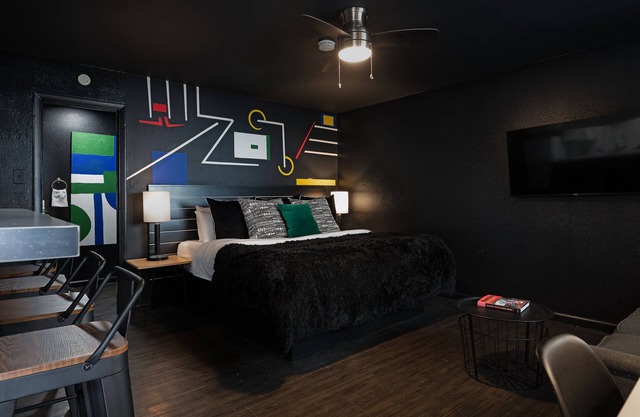Your Montrose Studios! Sleeps 48/24BR/24BA/24PA