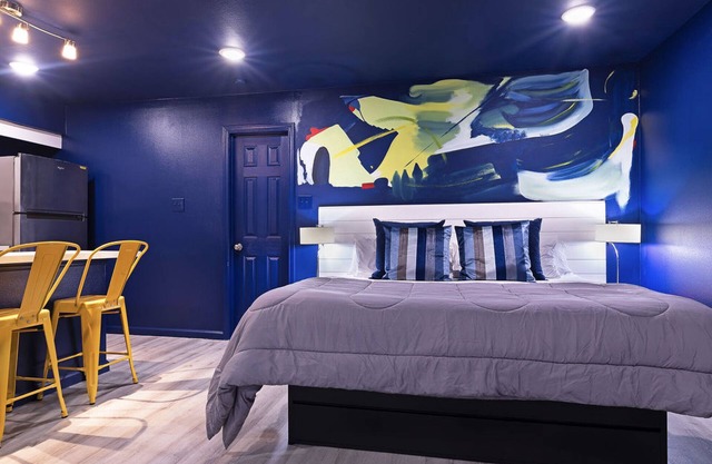 Your Montrose Studios! Sleeps 24/12BR/12BA/12PAn