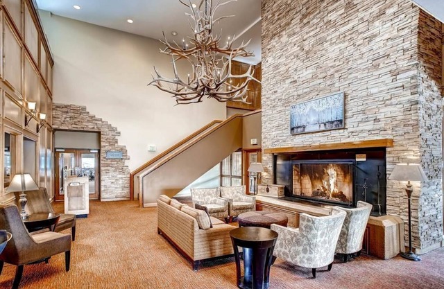 Your Mountain Escape | Warm + Cozy Lodge Room