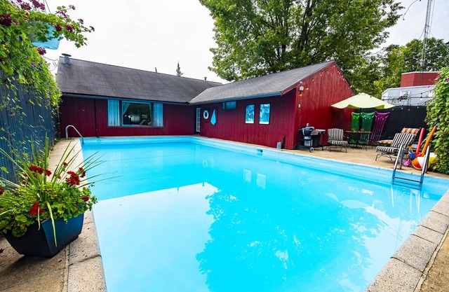 Your own Private Pool Downtown! Midway between Spooky Nook & Amish Country