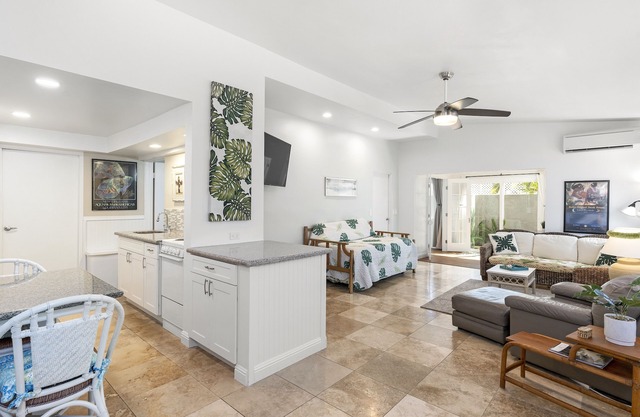 *Your Perfect Home * Charming 2BR/2BA Apartment with Full Kitchen, W/D & AC