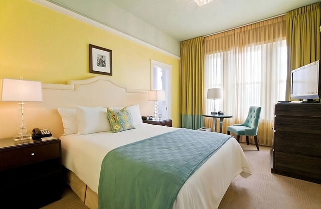 Your Relaxing Getaway Awaits! Vintage Style Hotel Minutes to Portland Art Museum
